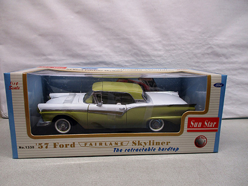 image of Sun Star 1:18 Scale 1957 Ford Fairlane Skyliner Model