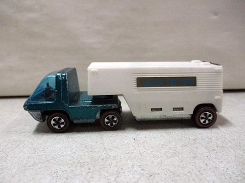 image of Hot Wheels Redline Blue Cab with Horse Trailer Set