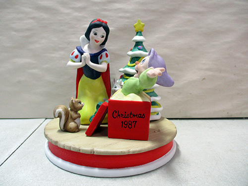 image of 1987 Snow White and Christmas Scene Figurine