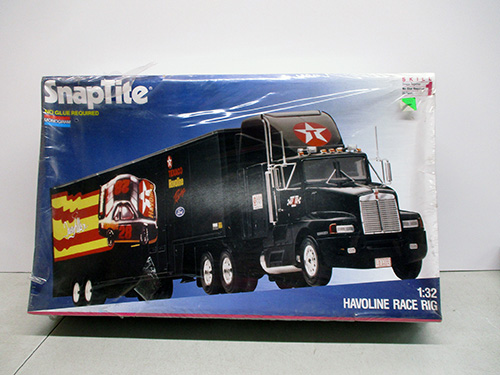 image of Davey Allison SnapTite Havoline Race Rig Model Kit in 1:32 Scale